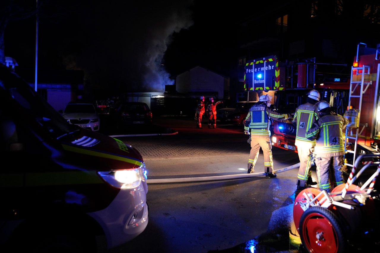 Rund 50 Feuerwehrleute verhinderten das Übergreifen der Flammen auf Nachbargebäude - Foto: mhs
