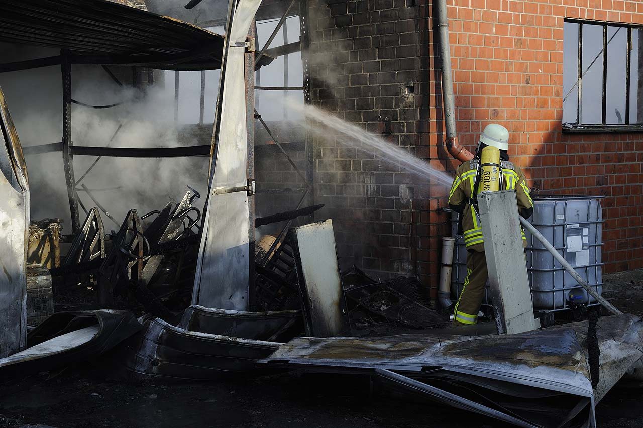 Die Lagerhalle brannte vollständig aus - Foto: mhs