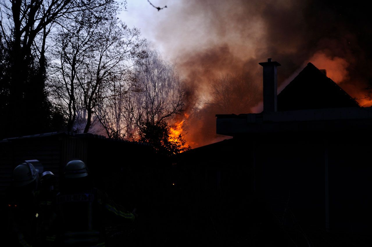 Eine Lagerhalle sowie Fahzeuge brannten vollständig aus - Foto: mhs