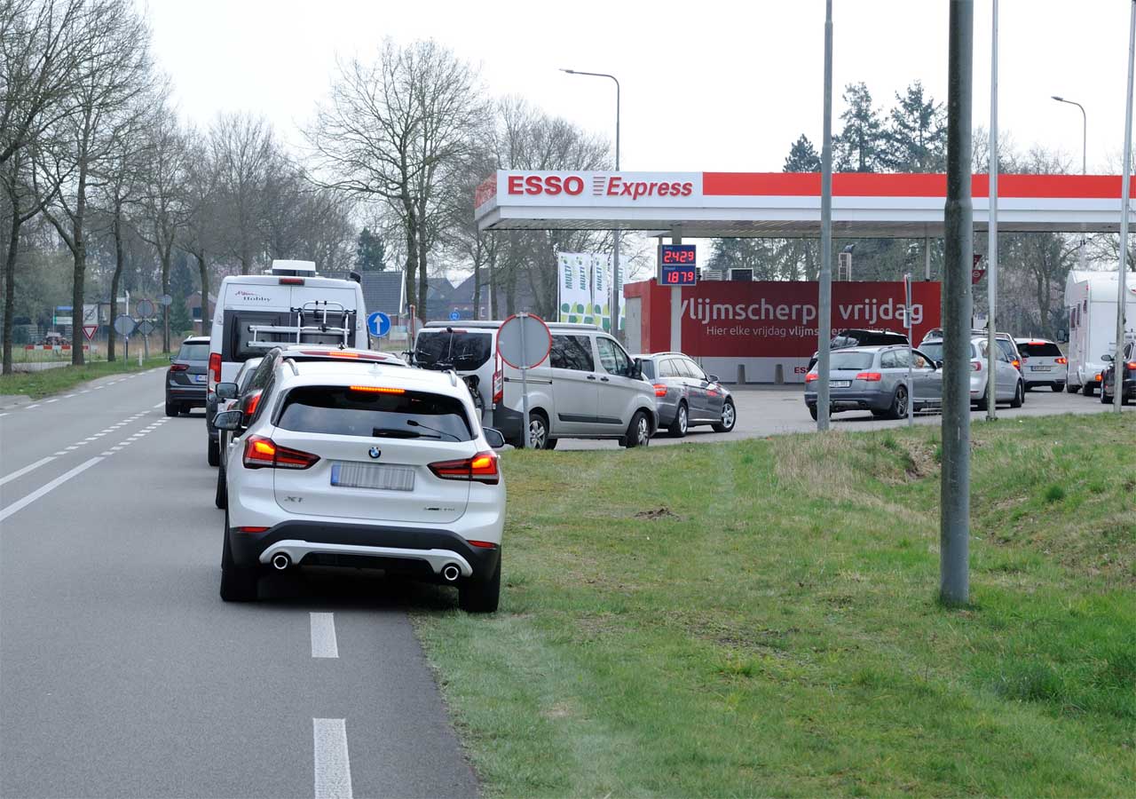 Wer hat an der Uhr gedreht? – Dieselpreis in Holland verursacht Stau an den Zapfsäulen