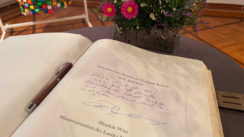 Ministerpräsident Hendrik Wüst trägt sich in Goldene Buch der Stadt Borken ein