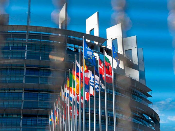 Europäische Kommission will Journalisten und Menschenrechtsvertiediger schützen