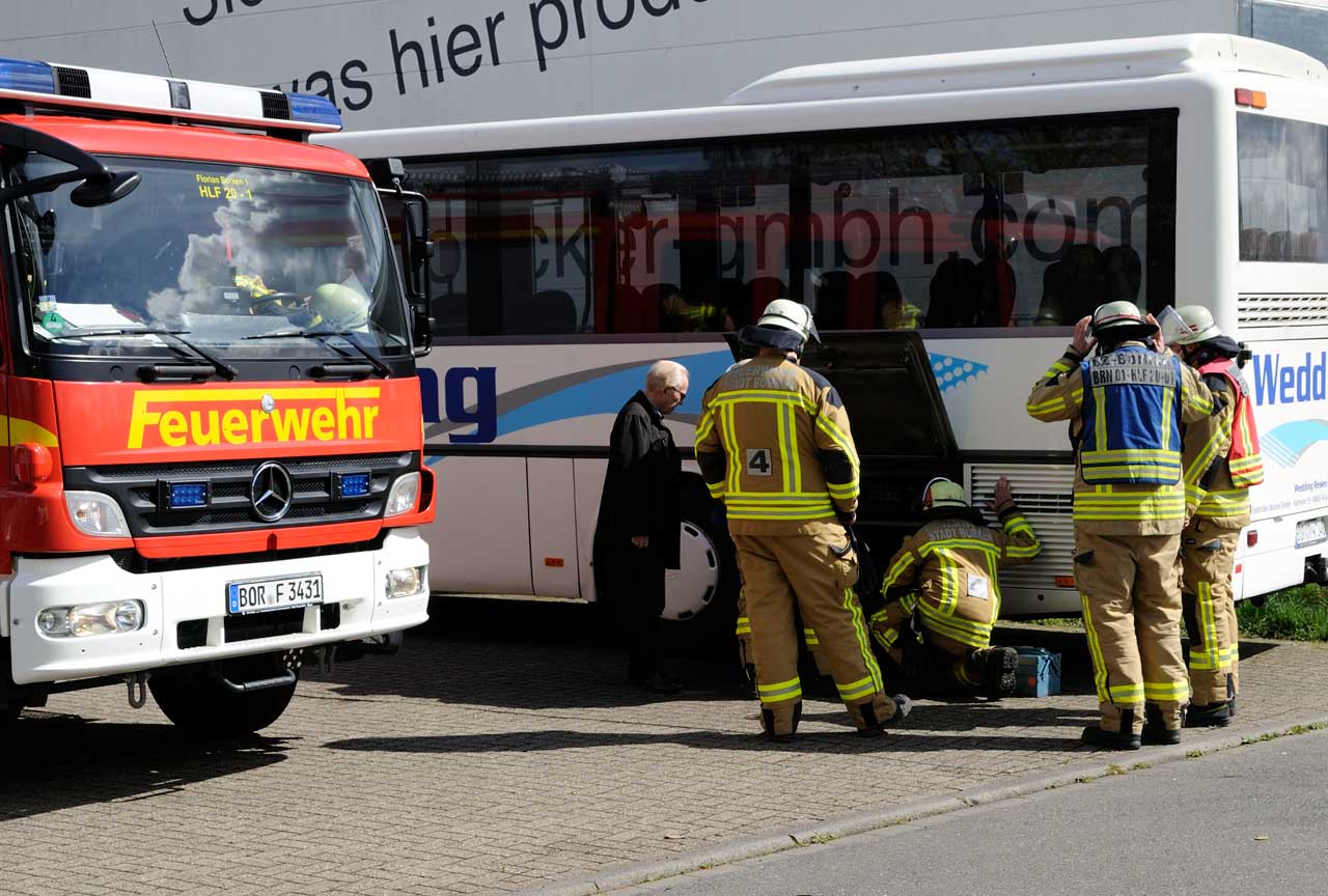 Stichflamme aus Standheizung eines Reisebusses ruft Feuerwehr auf den Plan