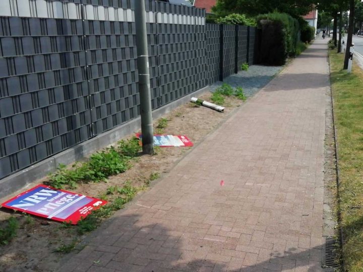Eine Vielzahl von Wahlplakaten haben Randalierer im Ortsteil Burlo abgerissen