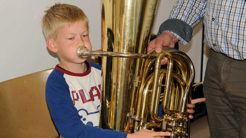 Der 8-jährige Anton Höing zeigte großes Interesse an den Blasinstrumenten