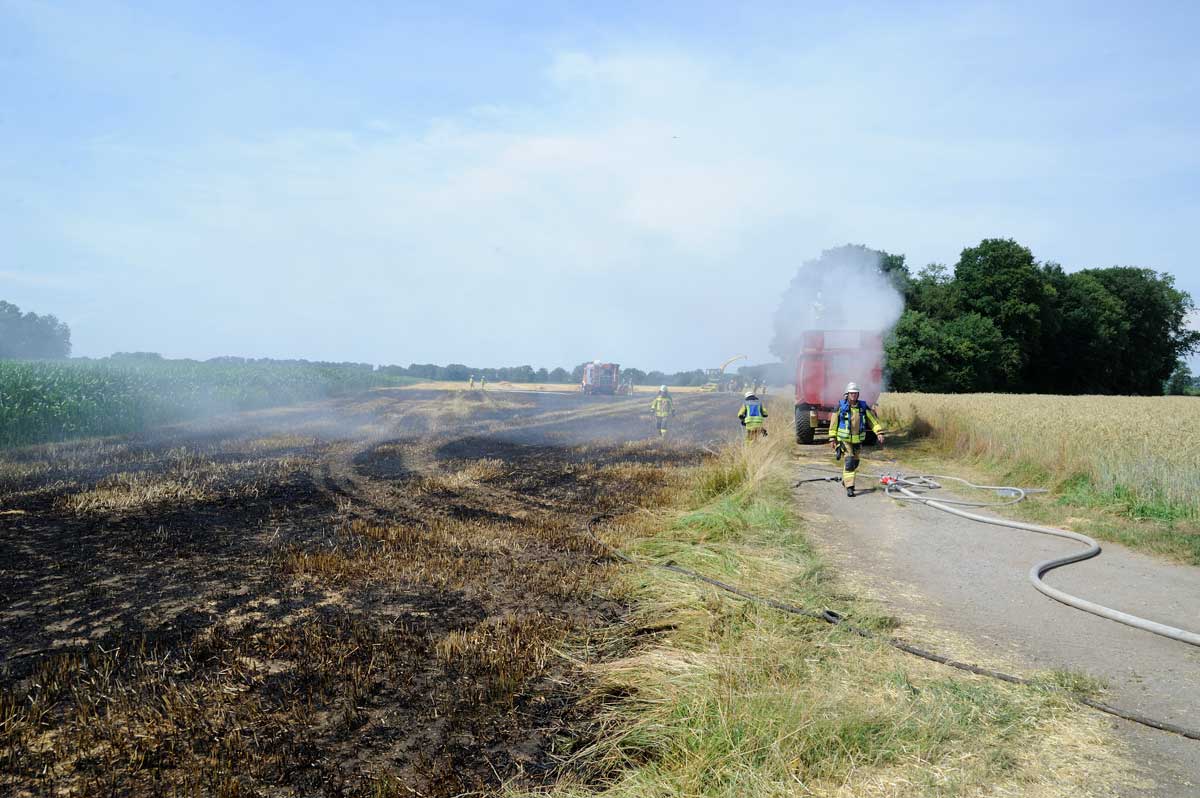 Ackerfläche bei Erntearbeiten in Brand geraten
