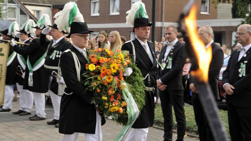 Traditionelle Kranzniederlegung am Ehrenmal in Weseke