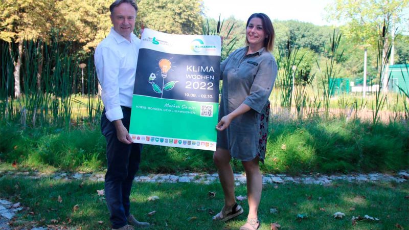 Landrat Dr. Kai Zwicker (li.) und Karolina Theißen präsentieren das Plakat für die "Klimawochen im Kreis Borken" 2022