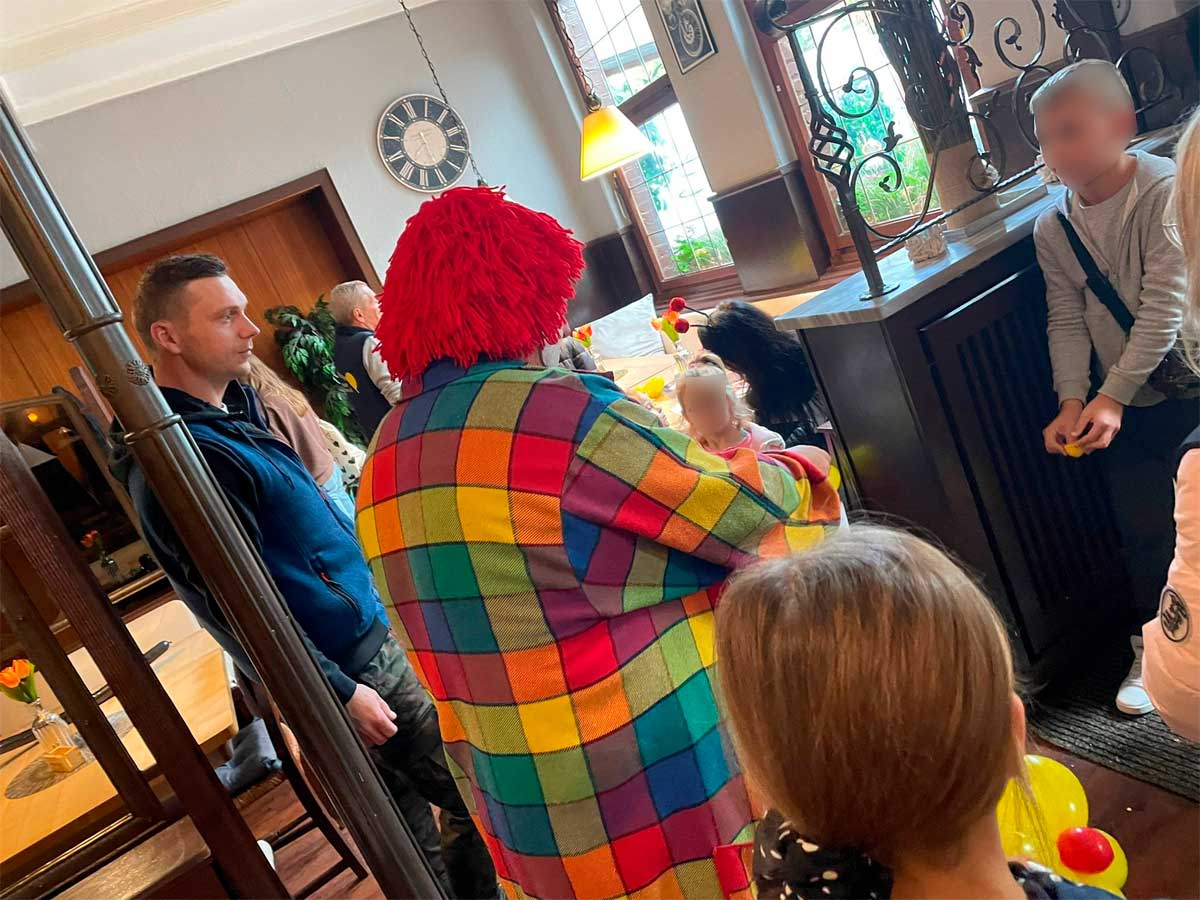 Clown bei Charity-Veranstaltung im Torhaus