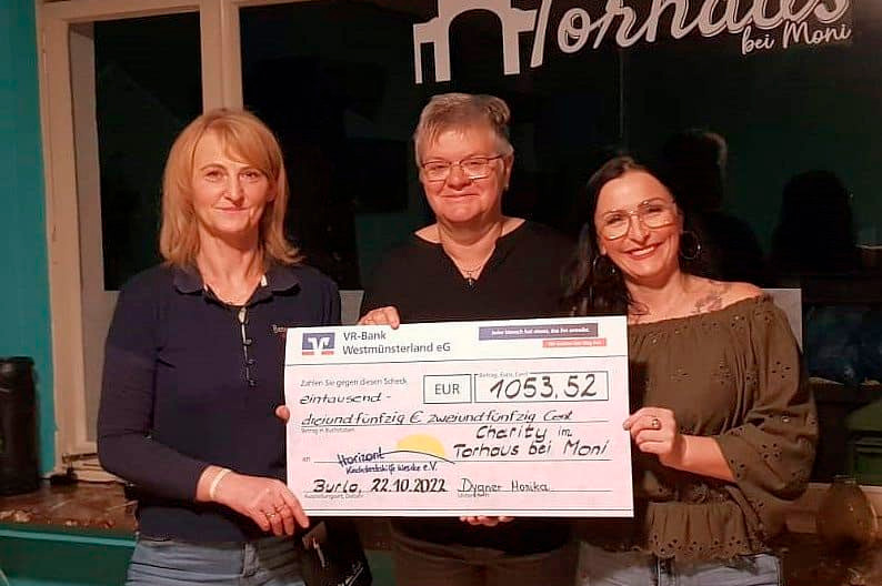 Burloer Gastwirtin Monika Dygner überreicht Spendenscheck an Weseker Kinderkrebshilfe