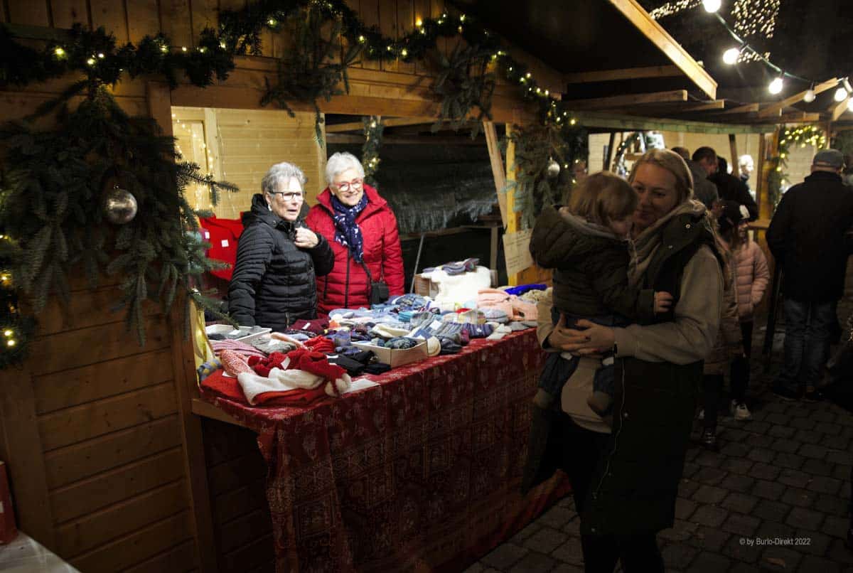 Weihnachtsmarkt Burlo - Standbetreiber und Organisatoren zeigten sich sehr zufrieden mit dem Auftakt - Foto: BD/mhs