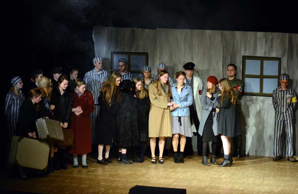 Das "Junge Ensemble Mariengarden" bei der Premiere im Burloer Forum Mariengarden - © BD-Archiv