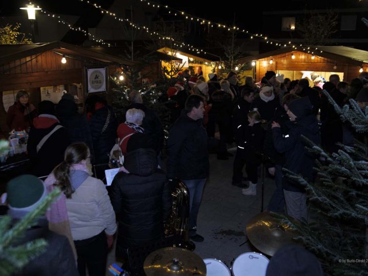 Schon zum Auftakt des Weseker Weihnachtsmarktes gab es dichtes Gedränge an den Ständen - Foto: BD